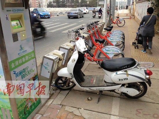һ���綯��ͣ�ڽ��ֽ���·�ڵ������ϡ����� �ޕ� �� һ���綯��ͣ�ڽ��ֽ���·�ڵ������ϡ����� �ޕ� ��