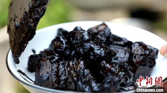  4月3日，谭芝祯将出坛后的鲊肉，简单烹饪，便是一道美味佳肴。刘卓 摄