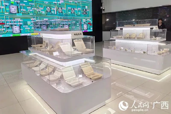 各式各样的可降解环保餐具。人民网 付华周 摄